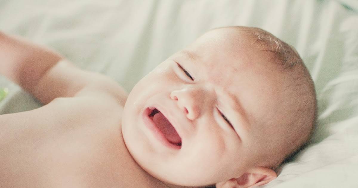Причины кряхтения новорожденного ребенка: почему постоянно тужится во время сна