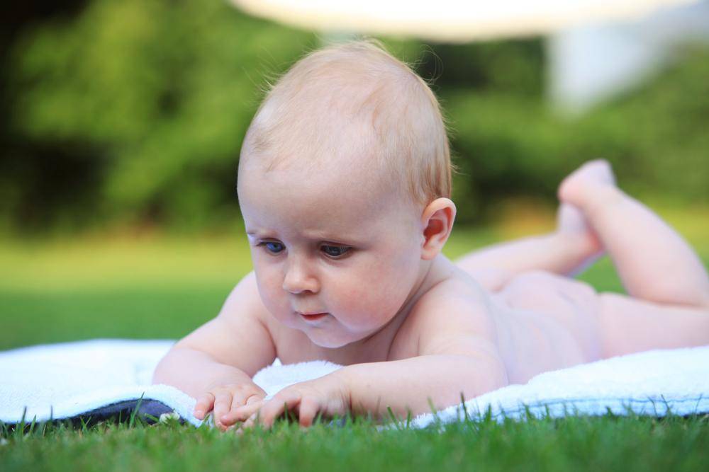 Как делать воздушные ванны новорожденному ребенку? - умный врач