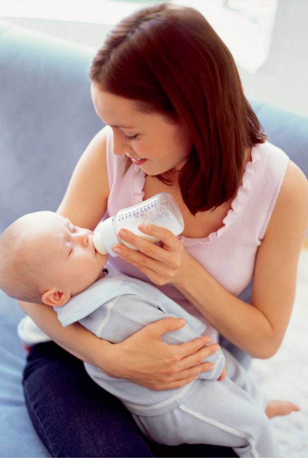 Как правильно кормить из бутылочки новорожденного ребенка: техника кормления | кормление | vpolozhenii.com