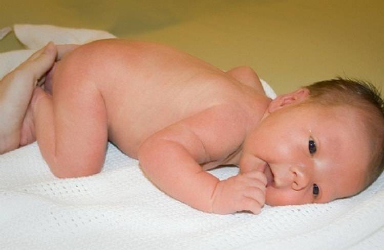 Когда можно новорожденного класть на животик? выкладывание новорожденного на живот: правила и советы