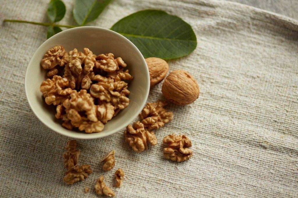 Можно ли кормящей маме орехи: полезные и нежелательные виды
