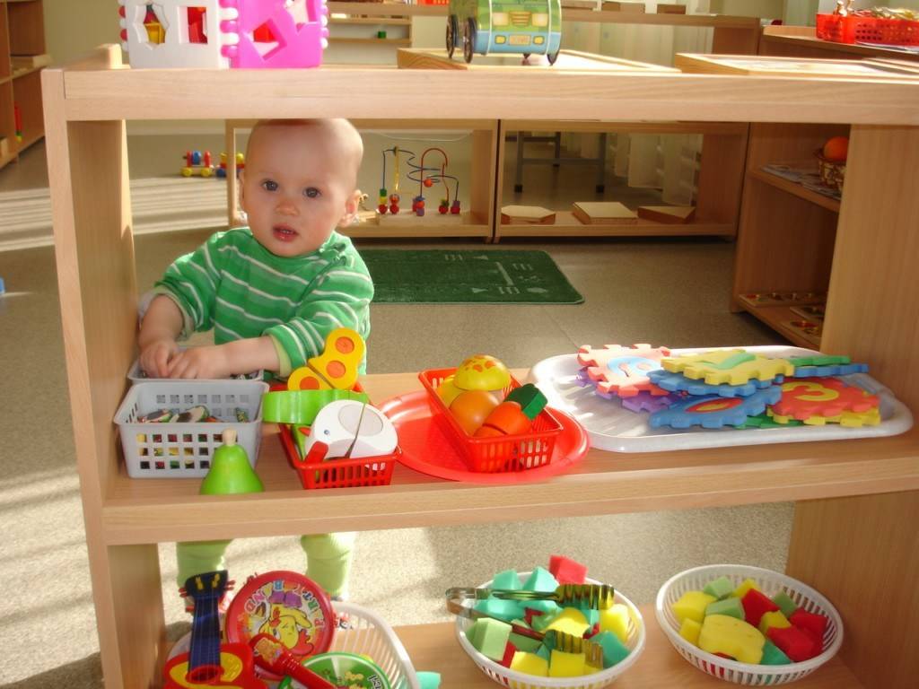 Как развивать ребенка в 9 месяцев: игры, занятия, игрушки, ладушки