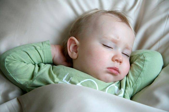 Почему новорожденный ребенок вздрагивает во сне - стоит ли бить тревогу
