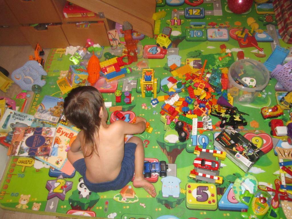 Какие игрушки должны быть у детей. Куча игрушек для мальчиков. Сколько игрушек нужно ребенку. Сколько игрушек у ваших детей. Какие игрушки не нужны детям.