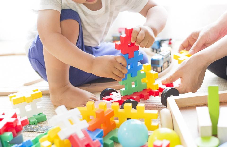 Что делать, если ребёнок не интересуется игрушками? | справочник для родителей от центра логопед профи