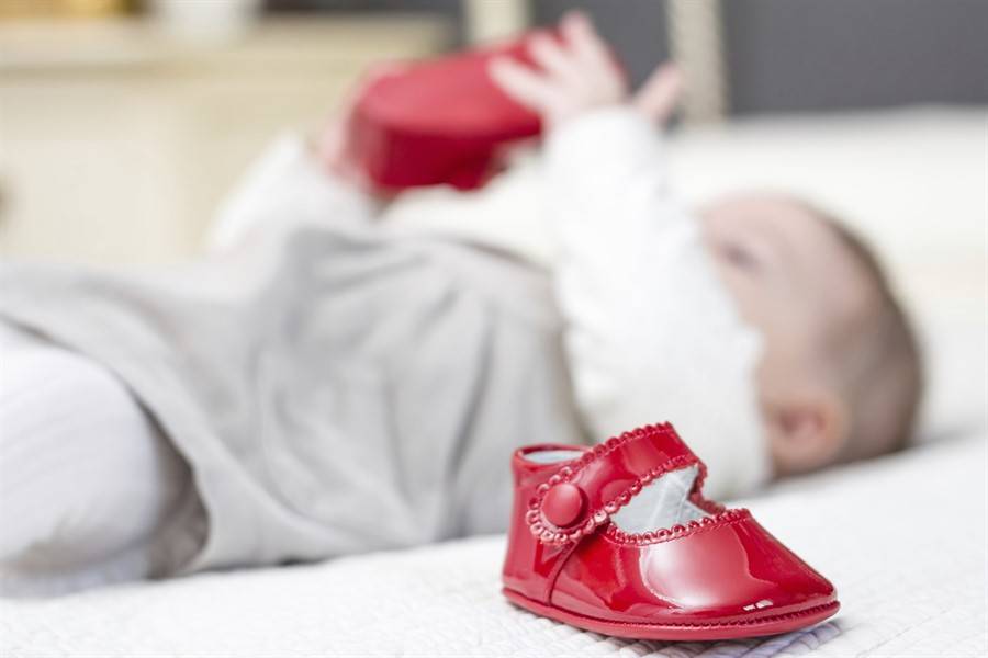 Первая обувь для малыша: как выбрать и когда покупать? какая должна быть первая обувь для малыша?