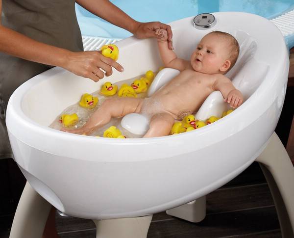 Обзор приспособлений для купания новорожденных: круг, горка и др