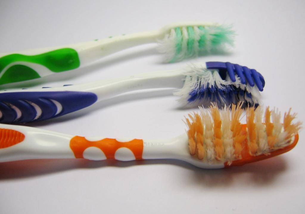 Как правильно выбрать зубную щетку и пасту для ребенка