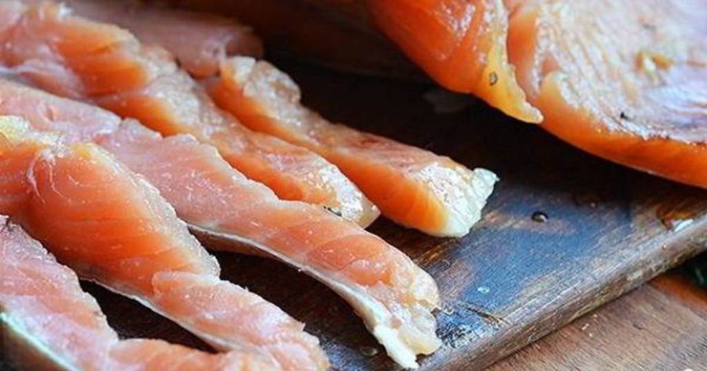 Полезные свойства морской и речной рыбы для беременных: какую лучше всего кушать – вяленую, горячего копчения или копченую красную