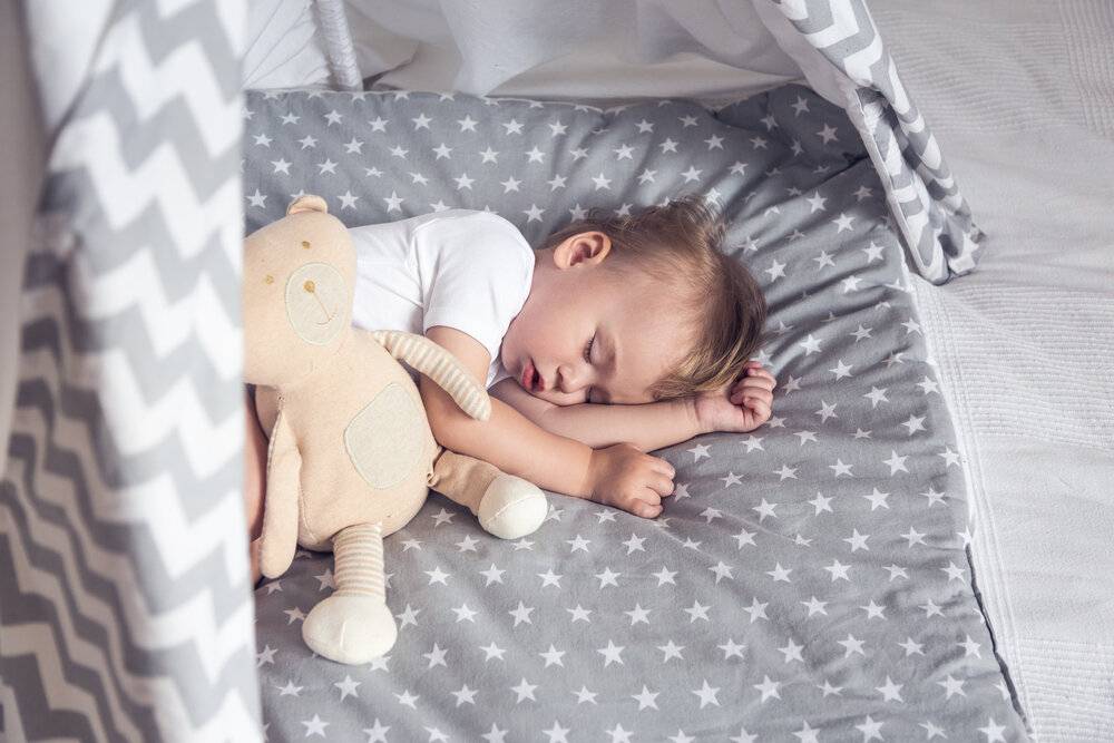 Что делать, если ребенок спит только на руках, а не в кровати?
