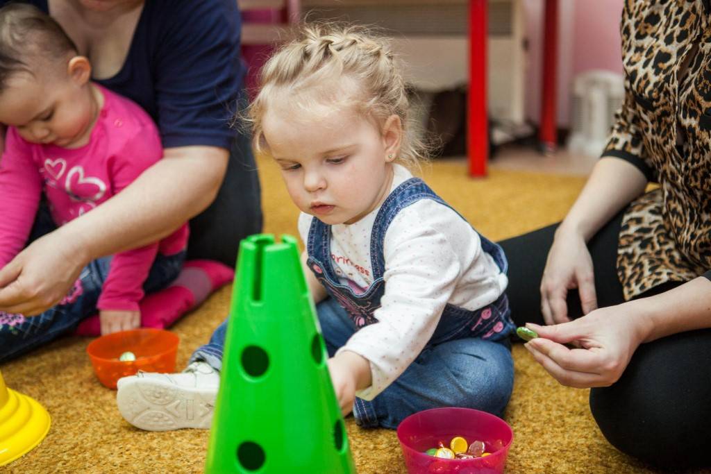 Как развивать ребёнка в 4 месяца: игры, упражнения, игрушки