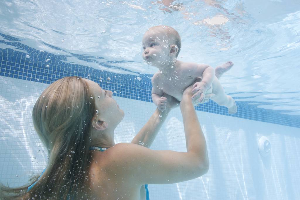 Грудничковое плавание: чем полезно плавание грудничку и его родителям, какие проблемы младенца со здоровьем решает посещение грудничкового бассейна