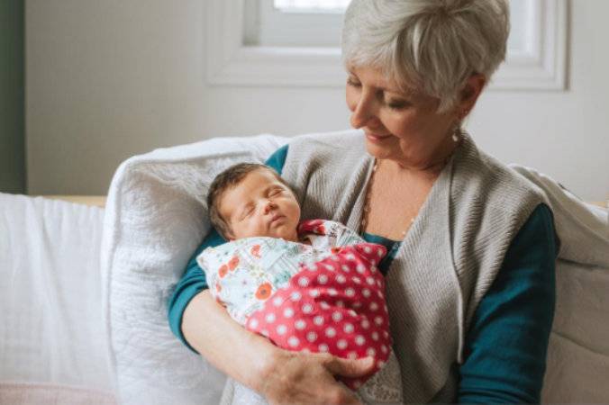 Бабушке виднее: 30 самых абсурдных советов по уходу за младенцем