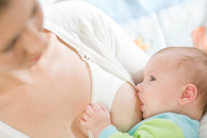 Плюсы и минусы грудного вскармливания для мамы и новорожденного
