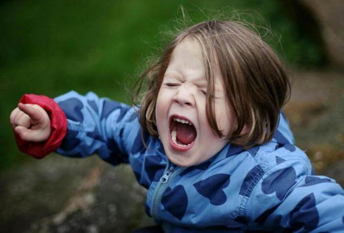 Что делать, если ребенок нервный и непослушный: причины детского невроза