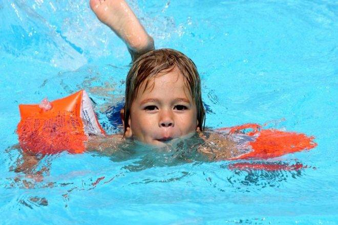 Учим ребёнка плавать: 4 типичных ошибки родителей / newtonew: новости сетевого образования