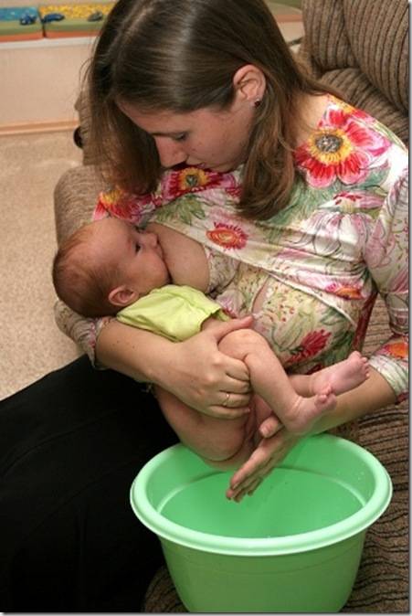 Как правильно держать новорожденных: изучаем позу “столбиком” после кормления, способы поддержки при подмывании - kidspower - дети, цветы жизни!