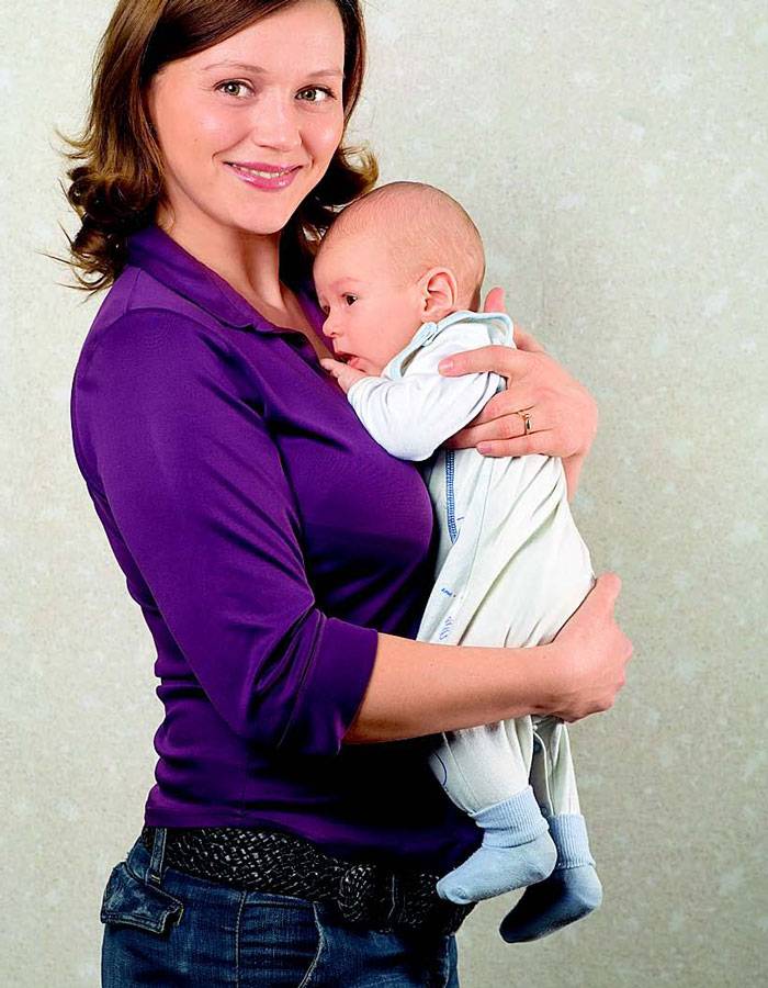 Как правильно держать и носить на руках новорожденного ребенка