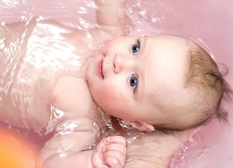 Чем мыть ванну перед купанием ребенка?