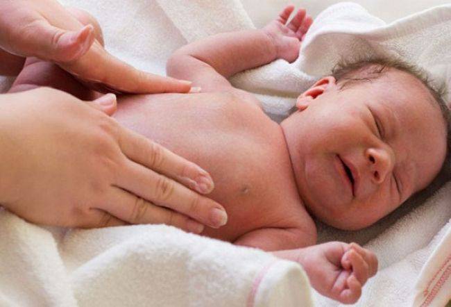 Почему новорождённый тужится и кряхтит во сне: причины и их решение