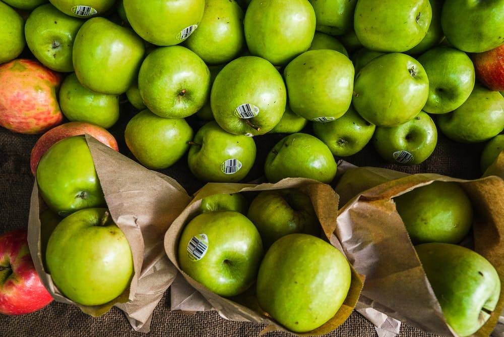 Яблоки при грудном вскармливании — можно ли кормящей маме, возможные проблемы