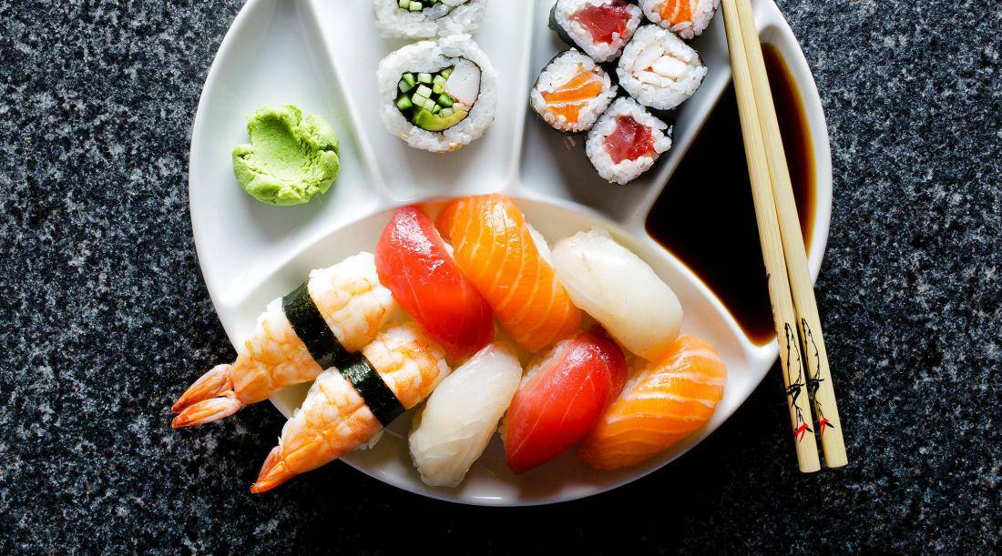 Японские деликатесы при грудном вскармливании. можно ли мамам есть суши и роллы?