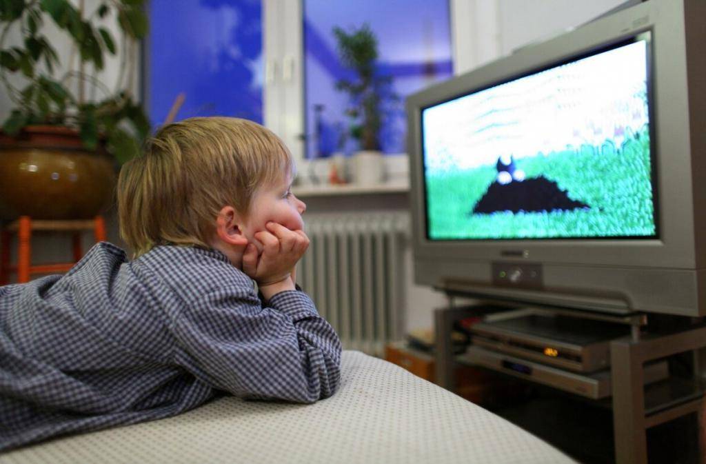 Можно ли давать грудничку смотреть телевизор и чем он может навредить | ru-babyhealth