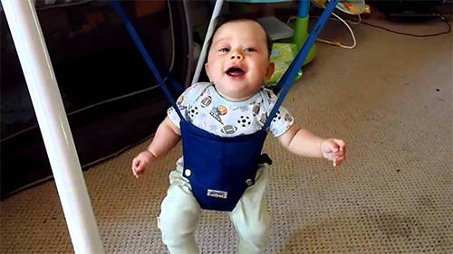 Детские подвесные прыгунки: со скольки месяцев можно сажать ребёнка в прыгунки (за и против)