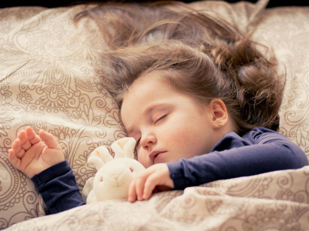 Почему ребенок спит только на руках? при перекладывание ребенка в его кроватку, после комления, ребенок просыпается. как быть?!