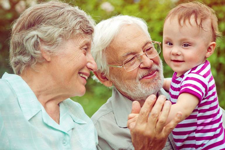 Бабушки и дедушки при общении с внуками допускают 10 ошибок: способы воспитания и рекомендации