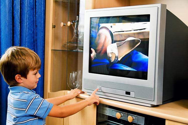 Почему детям до 2 лет нельзя смотреть телевизор и играть с гаджетами