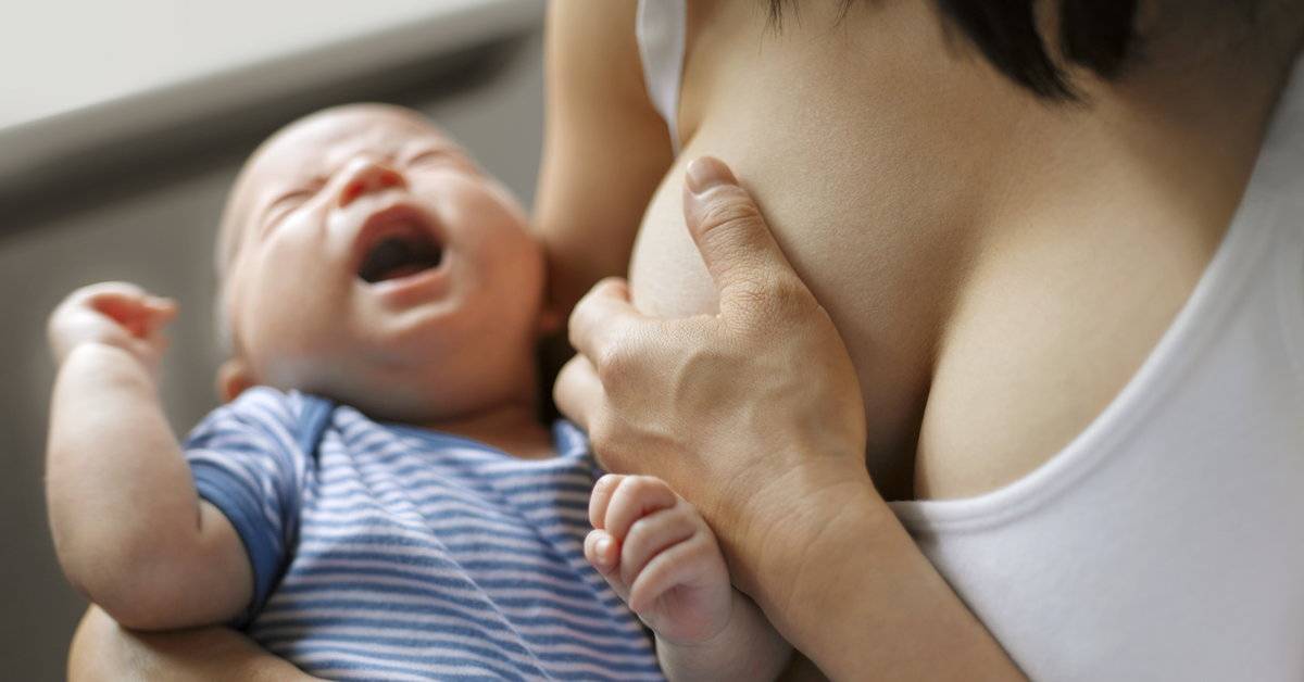 Почему ребенок не берет грудь, психует и плачет: что делать, причины