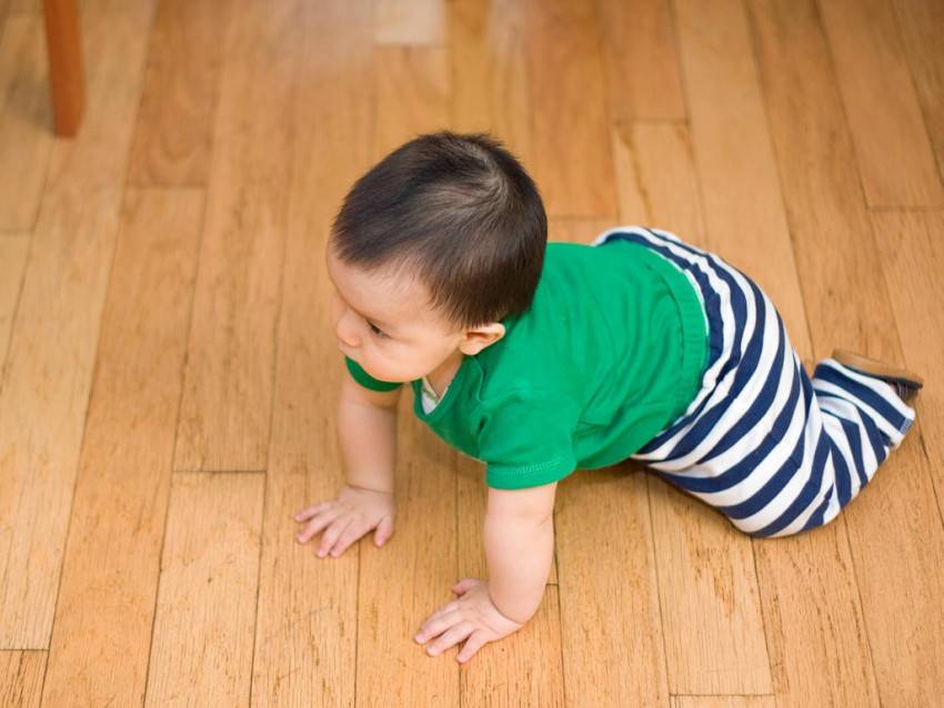 Как научить малыша вставать на четвереньки?