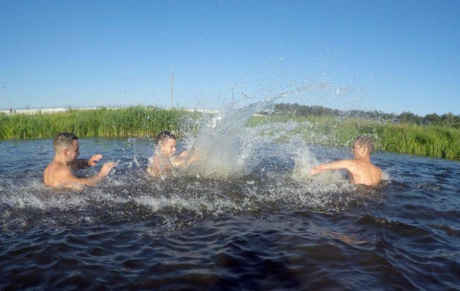 Можно ли кормящей маме купаться в бассейне