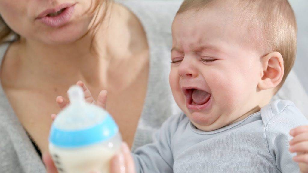 Новорожденный икает после кормления: что делать родителям?