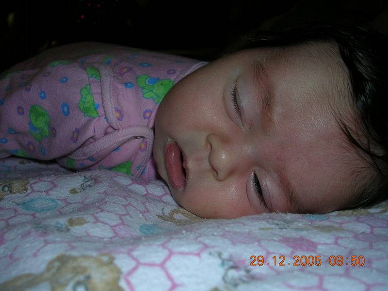 Ребенок спит с полуоткрытыми глазами