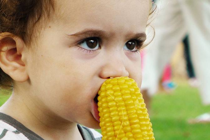 Когда можно давать ребенку кукурузу