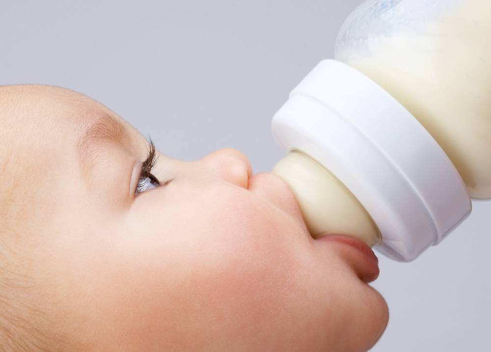 Кормление сцеженным молоком из бутылочки: как, сколько сцеживать, видео