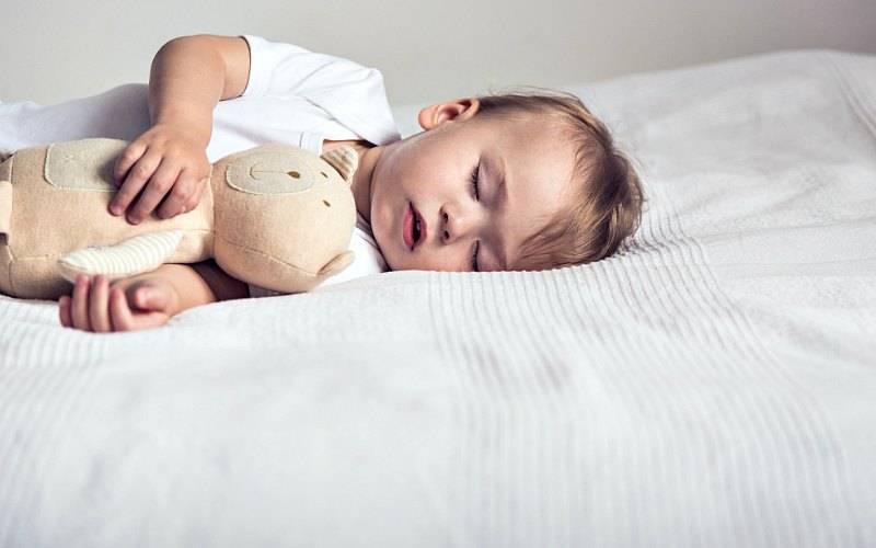 Как приучить ребенка спать в своей кроватке. плюсы и минусы