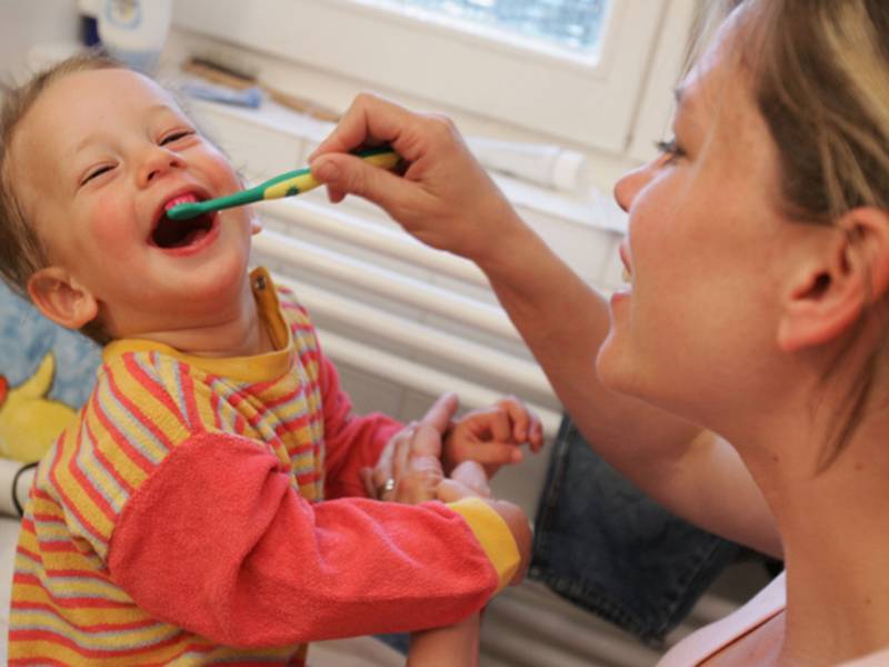 Как правильно чистить зубы ребенку