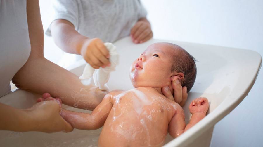 Как правильно подмывать новорожденного мальчика: советы родителям