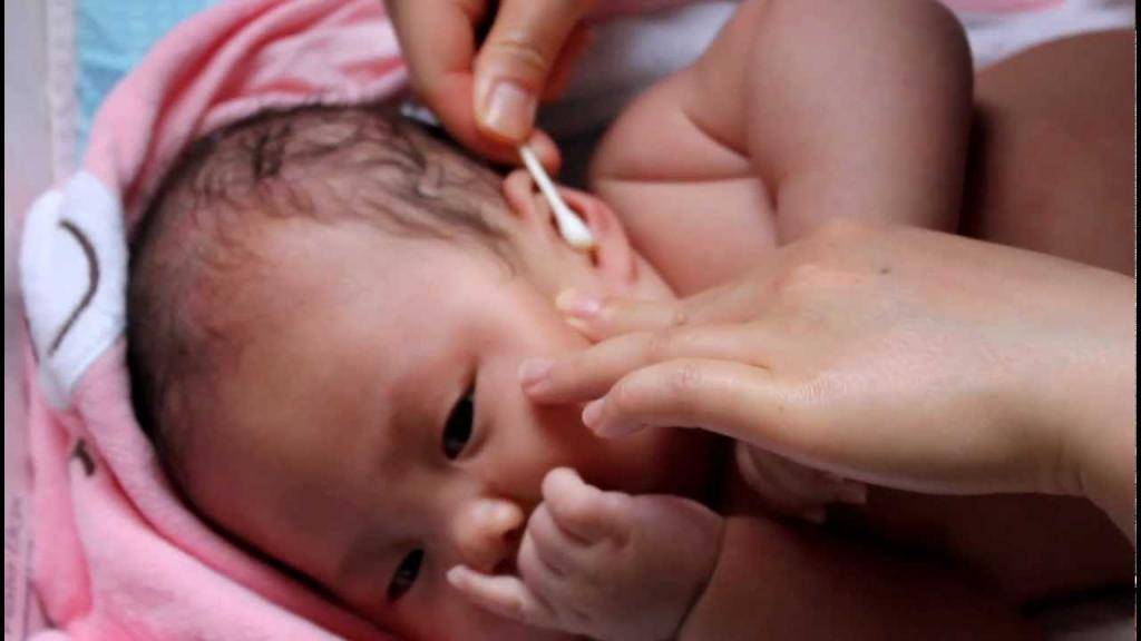 Как чистить ушки новорожденному: способы, рекомендации и советы педиатров