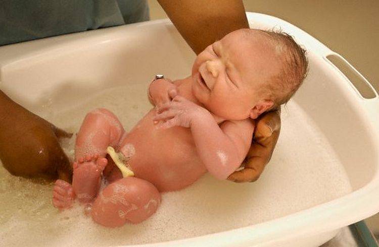 В какое время лучше купать грудничка и как правильно купать новорожденного ребенка первый раз