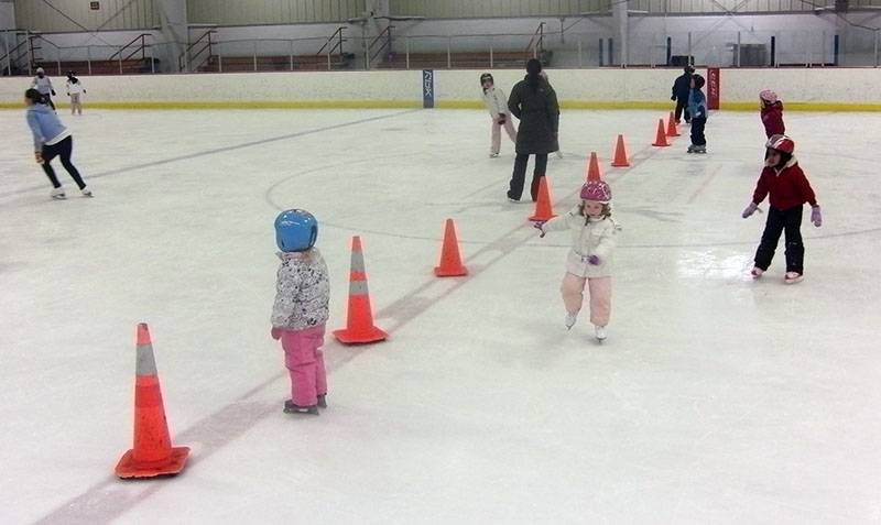 Как научить ребенка кататься на коньках на катке