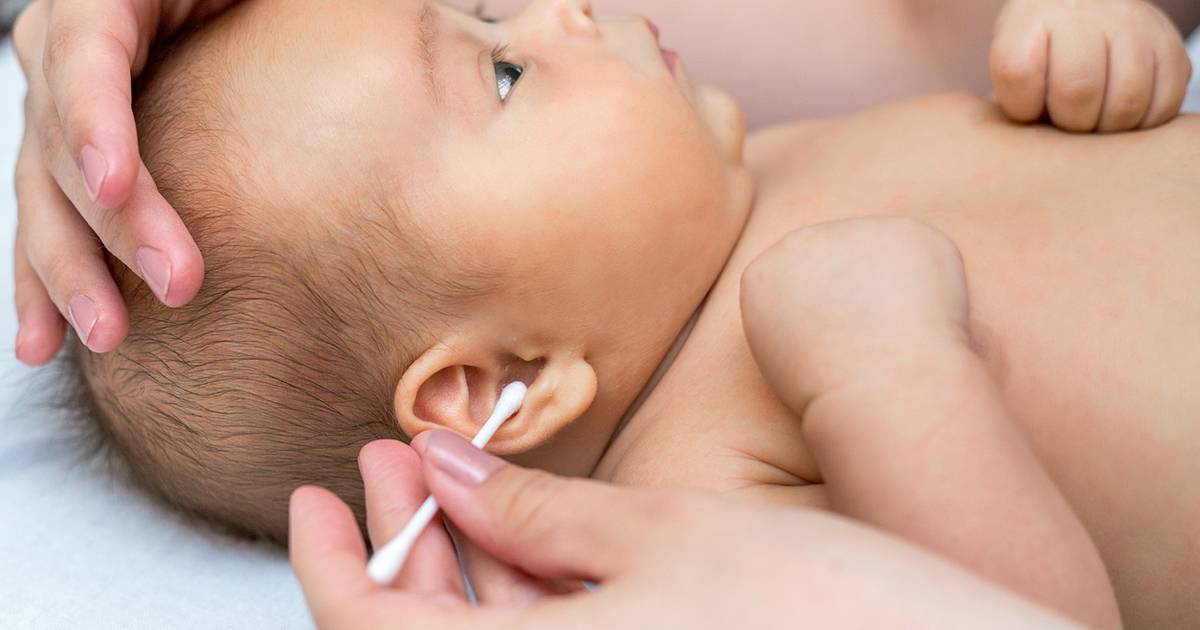 Как почистить ушки новорожденному 2 месяца, как ухаживать за ушами грудничка?