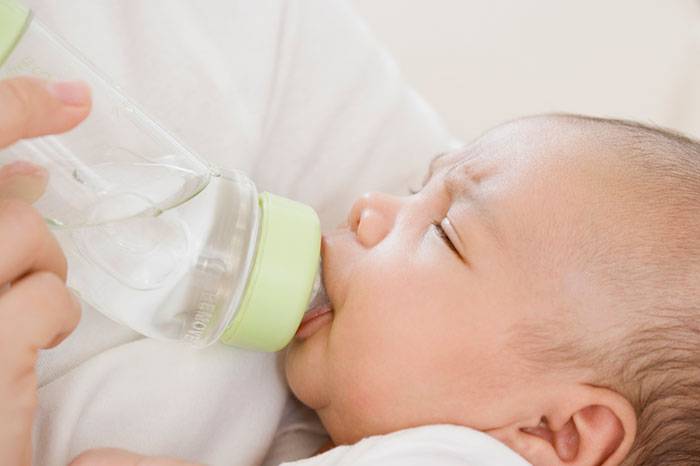 Можно ли давать воду новорожденному ребенку?
