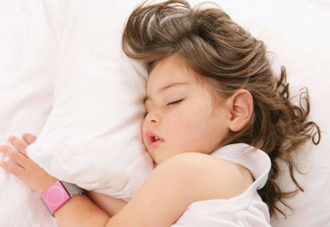 Ребенок скрипит зубами во сне: что это значит и что делать?