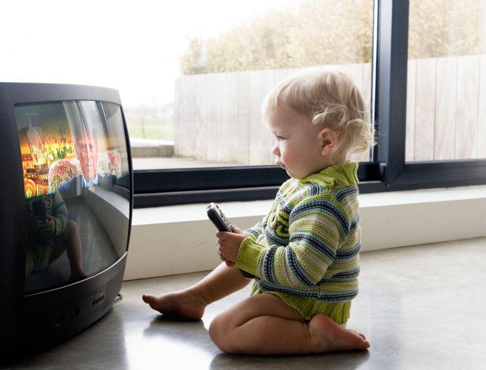 Дети и телевизор: стоит ли приучать ребёнка смотреть тв?
