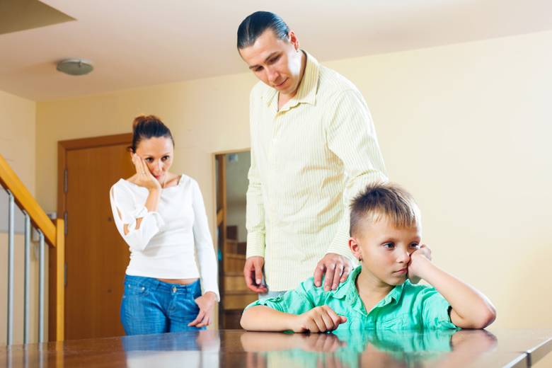 Как общаться с токсичными родителями: 6 шагов к личным границам — нож
