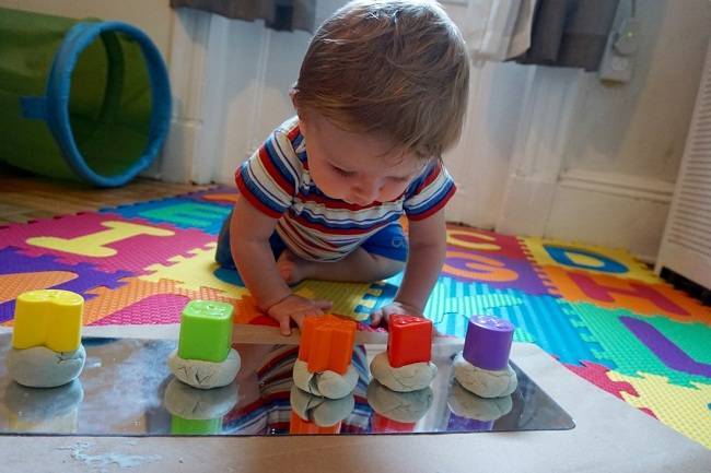 Как развивать ребенка в 6 месяцев: игры, развивающие занятия (видео)